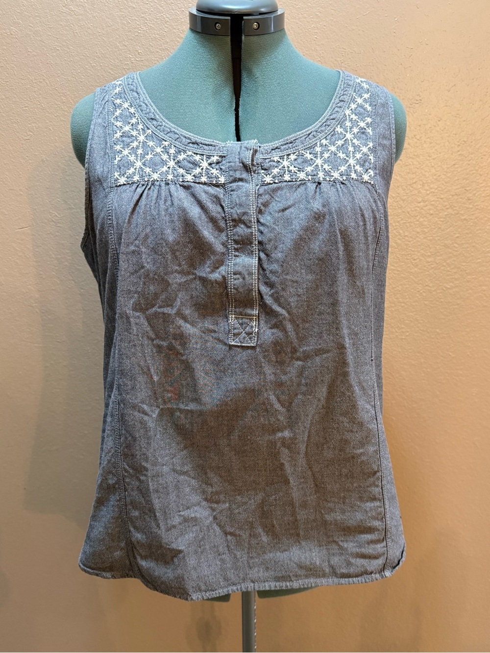 Eddie Bauer Gray Embroidered Sleeveless 100% Cotton Chambray Top Blouse Size XL